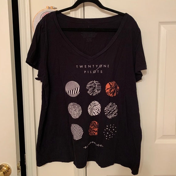 Hot Topic Tops - Twenty One Pilots Blurryface V-Neck Tee